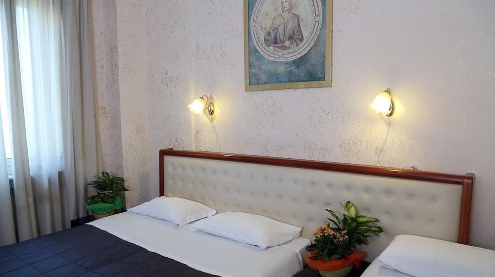 Roma Room Hotel Εξωτερικό φωτογραφία